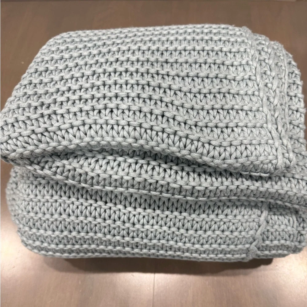 Matouk NEW Orla Throw - Picture 2 of 3